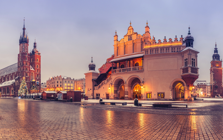 ©tomeyk - stock.adobe.com - das ehemaliges Rathaus, die Marienkirche und die Tuchhalle in Krakau, Polen 