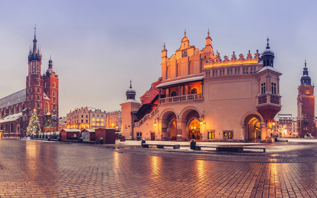 das ehemaliges Rathaus, die Marienkirche und die Tuchhalle in Krakau, Polen  - ©tomeyk - stock.adobe.com