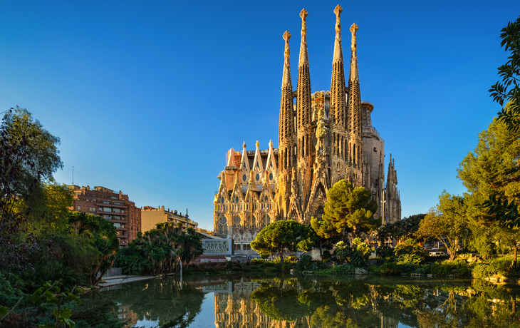© Mapics - stock.adobe.com - Sagrada Familia in Barcelona