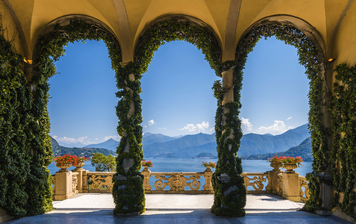 Malerischer Balkon mit Blick auf den Comer See in der berühmten Villa del Balbianello - © e55evu - stock.adobe.com