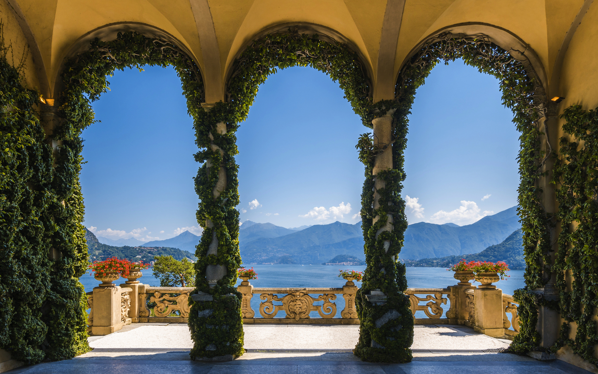 Malerischer Balkon mit Blick auf den Comer See in der berühmten Villa del Balbianello - © e55evu - stock.adobe.com