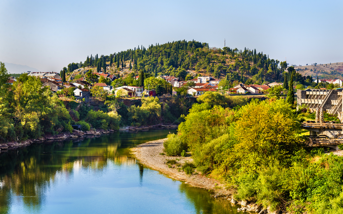 Blick auf Podgorica am Fluss Mora?a - ©Leonid Andronov - stock.adobe.com