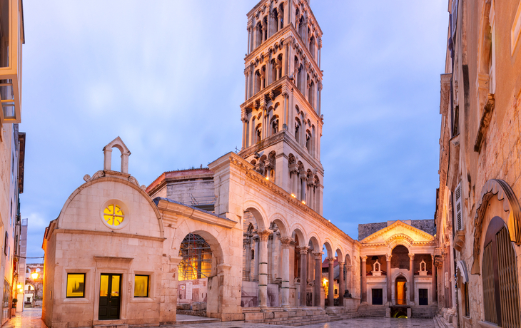 Panoramablick auf die Kathedrale des Heiligen Domnius im Diokletianpalast in der Altstadt von Split - © Kavalenkava - stock.adobe.com