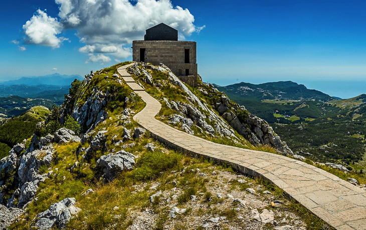 Blick vom Berg Jezerski Vrh auf die Stadt Cetinje - © Nicola - stock.adobe.com