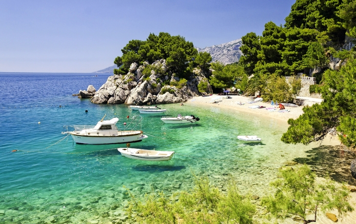 Strand in Brela an der Makarska Riviera in Dalmatien, Kroatien - © lukaszimilena - Fotolia