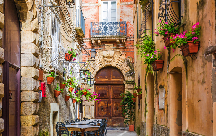 Cafe tables and chairs outside in old cozy street in the Positano town, Italy - ©samael334 - stock.adobe.com