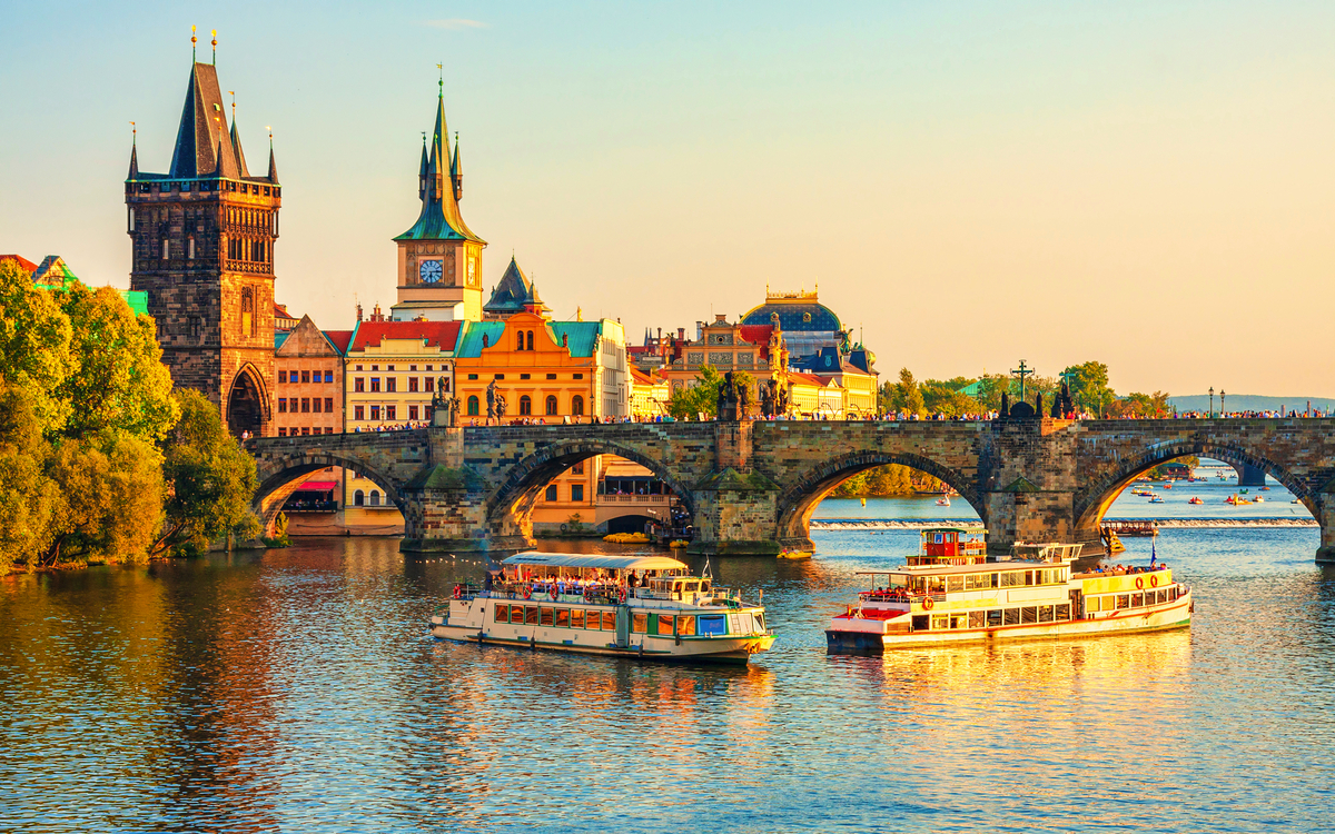 Karlsbrücke in Prag - © Vladimir Sazonov - stock.adobe.com