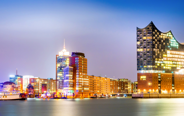 Elbphilharmonie und Hamburger Hafen bei Nacht