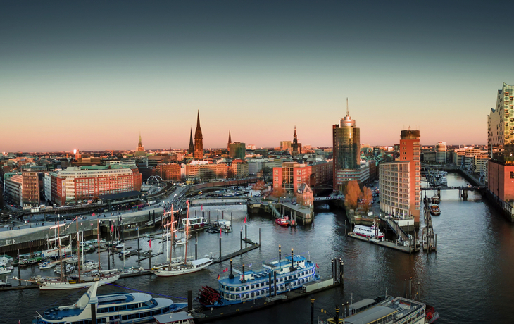 Elbphilharmonie und Hafencity bei Sonnenuntergang - © Jonas Weinitschke - stock.adobe.com