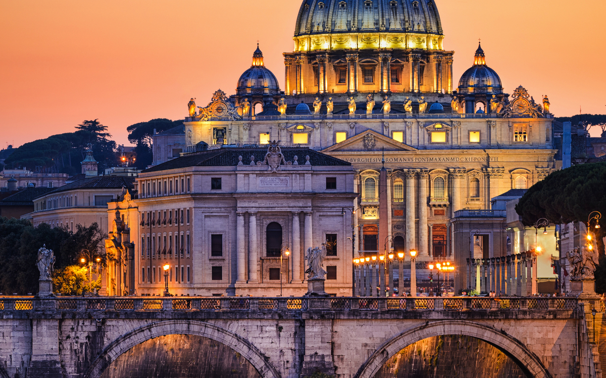 Nachtansicht der Basilika St. Peter in Rom - © Mapics - stock.adobe.com