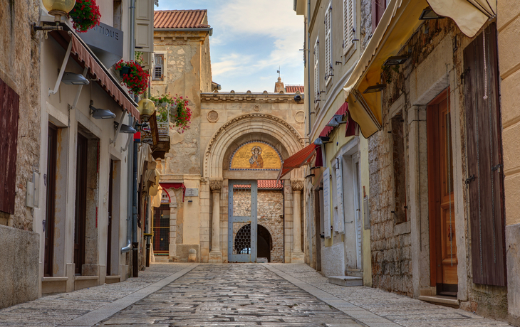 Eingangsportal der Euphrasius-Basilika in Porec, Kroatien - ©bepsphoto - stock.adobe.com