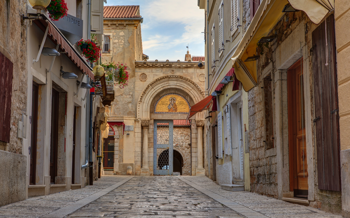 Eingangsportal der Euphrasius-Basilika in Porec, Kroatien - ©bepsphoto - stock.adobe.com