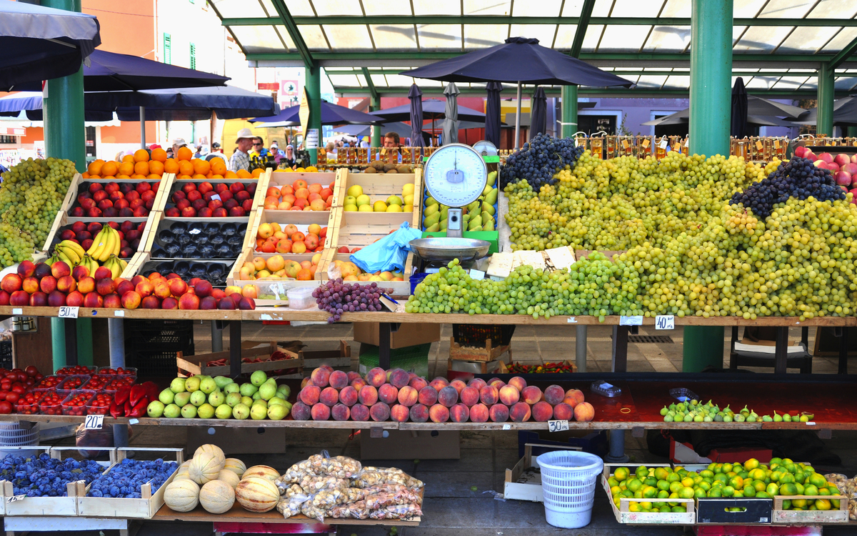 Marktstand in Rovinj, Kroatien - ©greenpapillon - stock.adobe.com