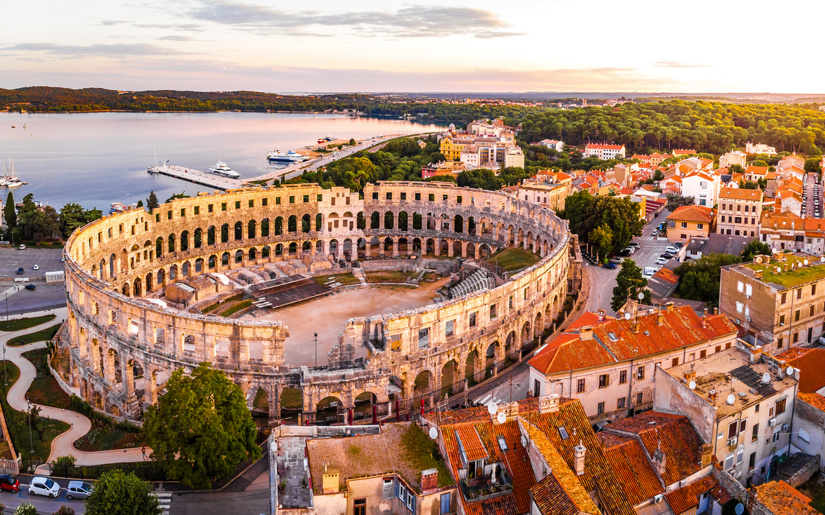 Pulas Amphitheater am Morgen - Alexey Fedorenko - stock.adobe.com