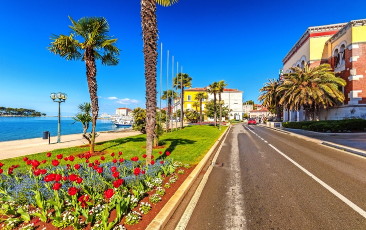 Straße in der Nähe des Hafens in der Stadt Porec Stadt am adriatischen Meer in Kroatien - © Viliam - stock.adobe.com