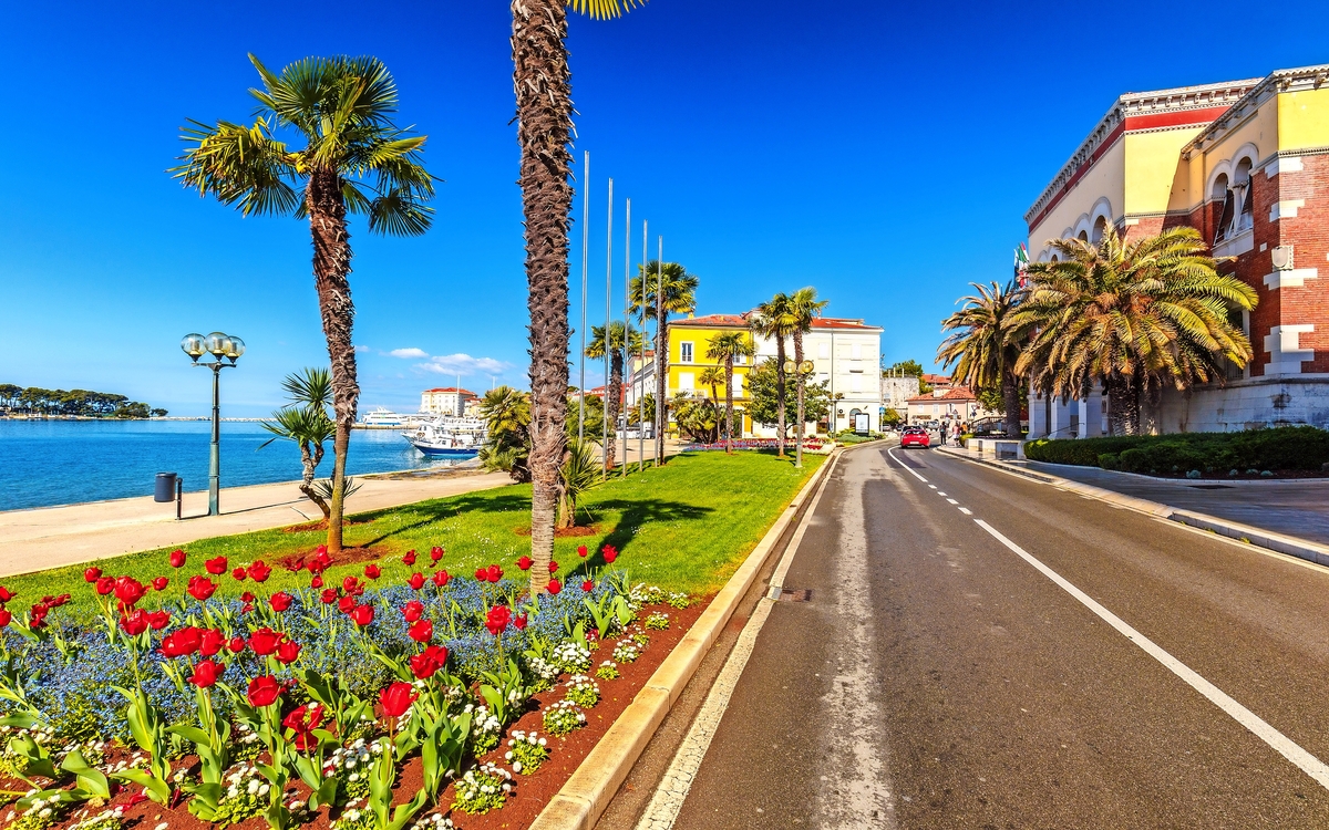 Straße in der Nähe des Hafens in der Stadt Porec Stadt am adriatischen Meer in Kroatien - © Viliam - stock.adobe.com