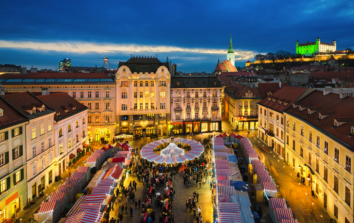 ©Mapics - stock.adobe.com - Weihnachtsmarkt in Bratislava, Slowakei