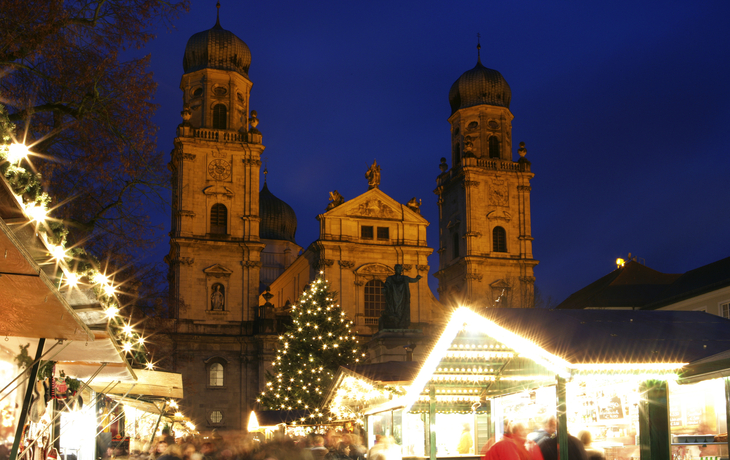 Weihnachtsmarkt in Passau - © pwmotion - stock.adobe.com