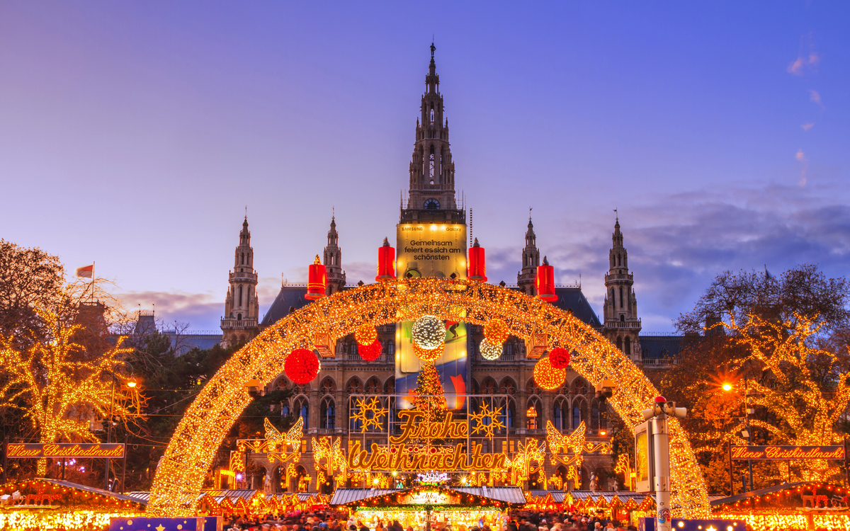 Blick auf die Wiener Weihnachtswelt - © rustamank - stock.adobe.com