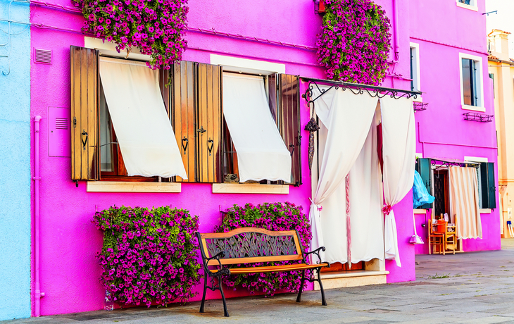 Burano in Venetien, Italien - © Nikolay N. Antonov - stock.adobe.com