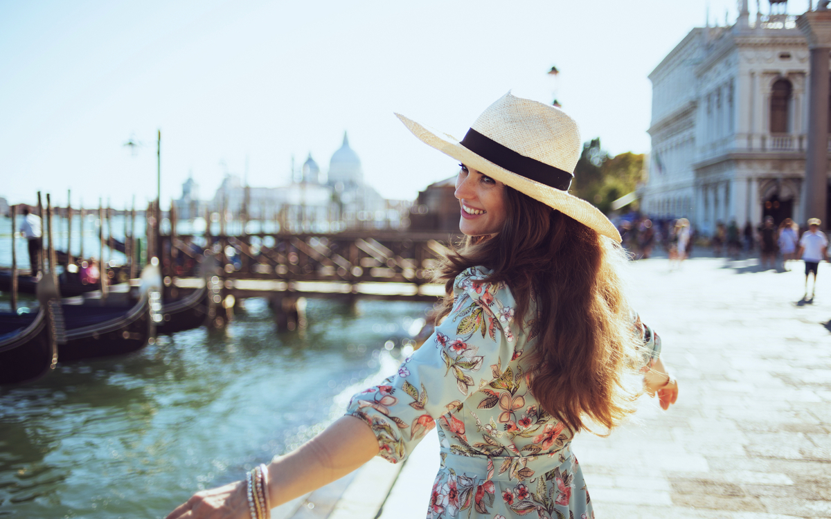 Frau genießt Sightseeing in venedig - © Alliance - stock.adobe.com