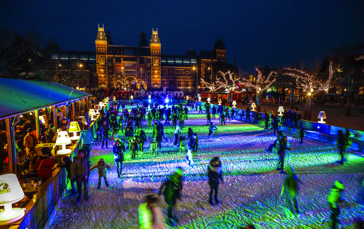 Wintereisbahn vor dem Rijksmuseum in Amsterdam - ©Unique Vision - stock.adobe.com