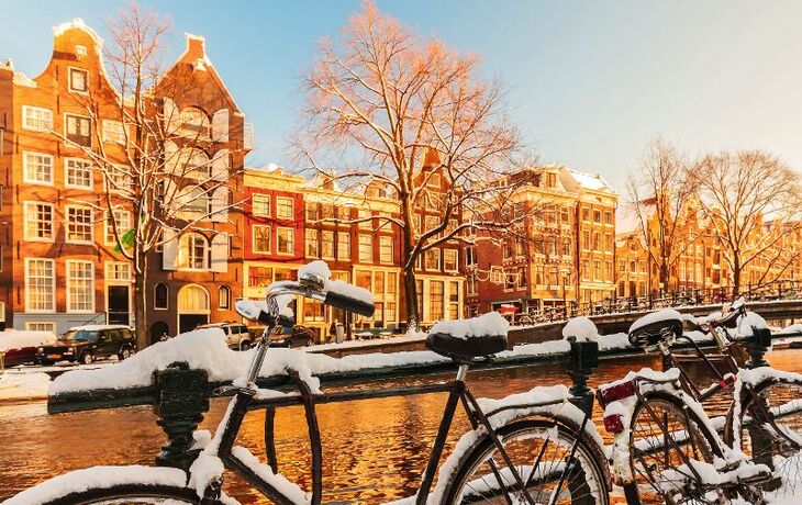 © mediagram - Fotolia - Bicycles covered with snow during winter in Amsterdam