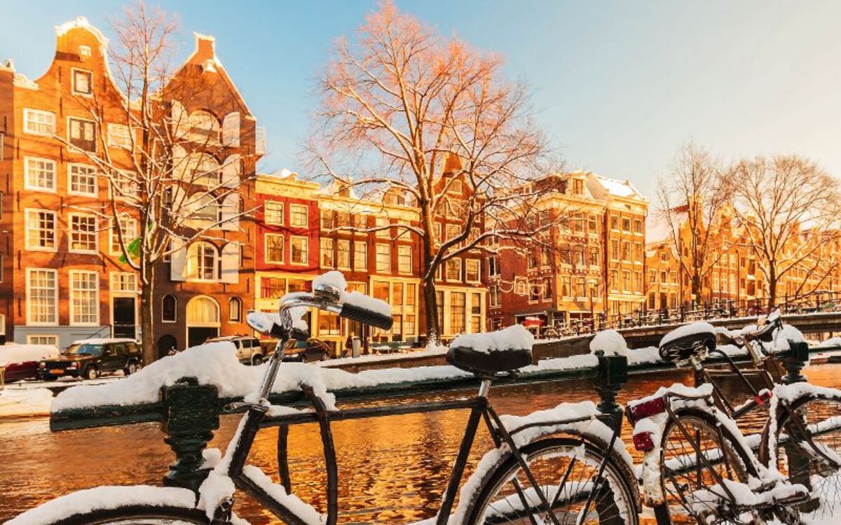 Bicycles covered with snow during winter in Amsterdam - © mediagram - Fotolia