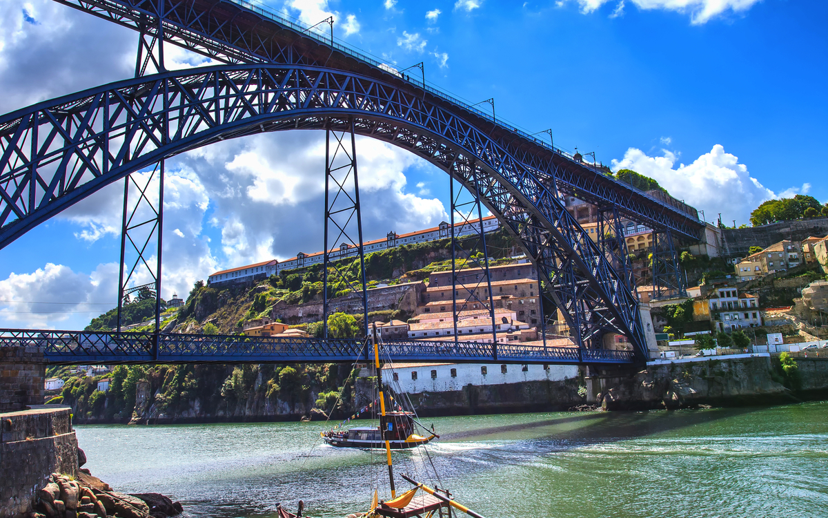 Ponte Luis I - Brücke: eine Fachwerk-Bogenbrücke über den Douro in Porto, Portugal - ©stevanzz - stock.adobe.com