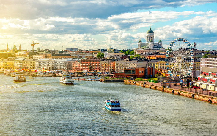 © Mistervlad - stock.adobe.com - Stadtbild von Helsinki mit dem Dom von Helsinki und dem Marktplatz