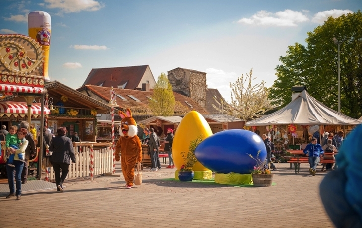 Kuchlbauer Ostermarkt  - Kuchlbauer Turm ? ein Hundertwasser Architekturprojekt, geplant und bearbeitet von Architekt Peter Pelikan ©Gruener Janura AG, Glarus, Schweiz ©Foto: Brauerei zum Kuchlbauer GmbH & Co KG