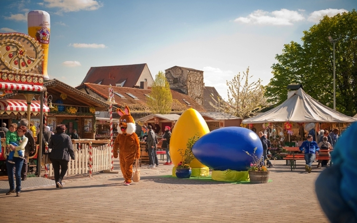 Kuchlbauer Ostermarkt  - Kuchlbauer Turm ? ein Hundertwasser Architekturprojekt, geplant und bearbeitet von Architekt Peter Pelikan ©Gruener Janura AG, Glarus, Schweiz ©Foto: Brauerei zum Kuchlbauer GmbH & Co KG