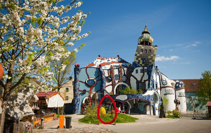 Kuchlbauer Ostermarkt  - Kuchlbauer Turm ? ein Hundertwasser Architekturprojekt, geplant und bearbeitet von Architekt Peter Pelikan ©Gruener Janura AG, Glarus, Schweiz ©Foto: Brauerei zum Kuchlbauer GmbH & Co KG