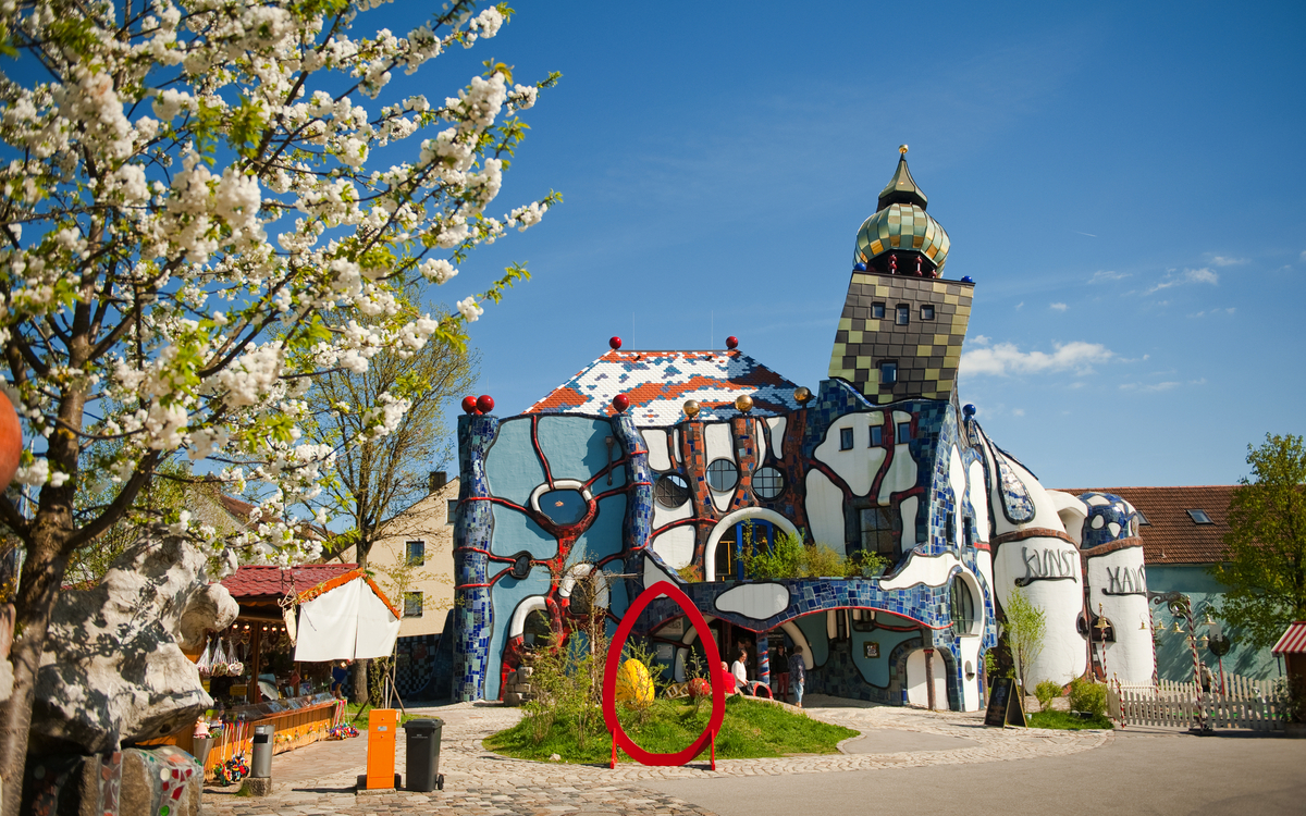 Kuchlbauer Ostermarkt  - Kuchlbauer Turm ? ein Hundertwasser Architekturprojekt, geplant und bearbeitet von Architekt Peter Pelikan ©Gruener Janura AG, Glarus, Schweiz ©Foto: Brauerei zum Kuchlbauer GmbH & Co KG