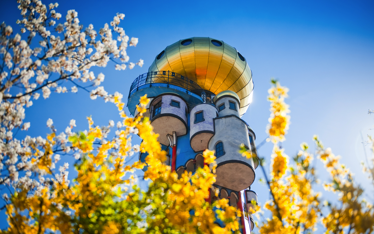 Kuchlbauer Ostermarkt  - Kuchlbauer Turm ? ein Hundertwasser Architekturprojekt, geplant und bearbeitet von Architekt Peter Pelikan ©Gruener Janura AG, Glarus, Schweiz ©Foto: Brauerei zum Kuchlbauer GmbH & Co KG