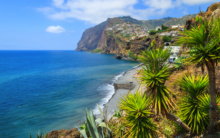 © pkazmierczak - stock.adobe.com - Klippen von Cabo Girão und Câmara de Lobos auf Madeira, Portugal