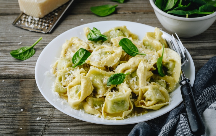 Italienische Ravioli-Nudeln mit Spinat und Ricotta auf Holzuntergrund, - © nblxer - stock.adobe.com