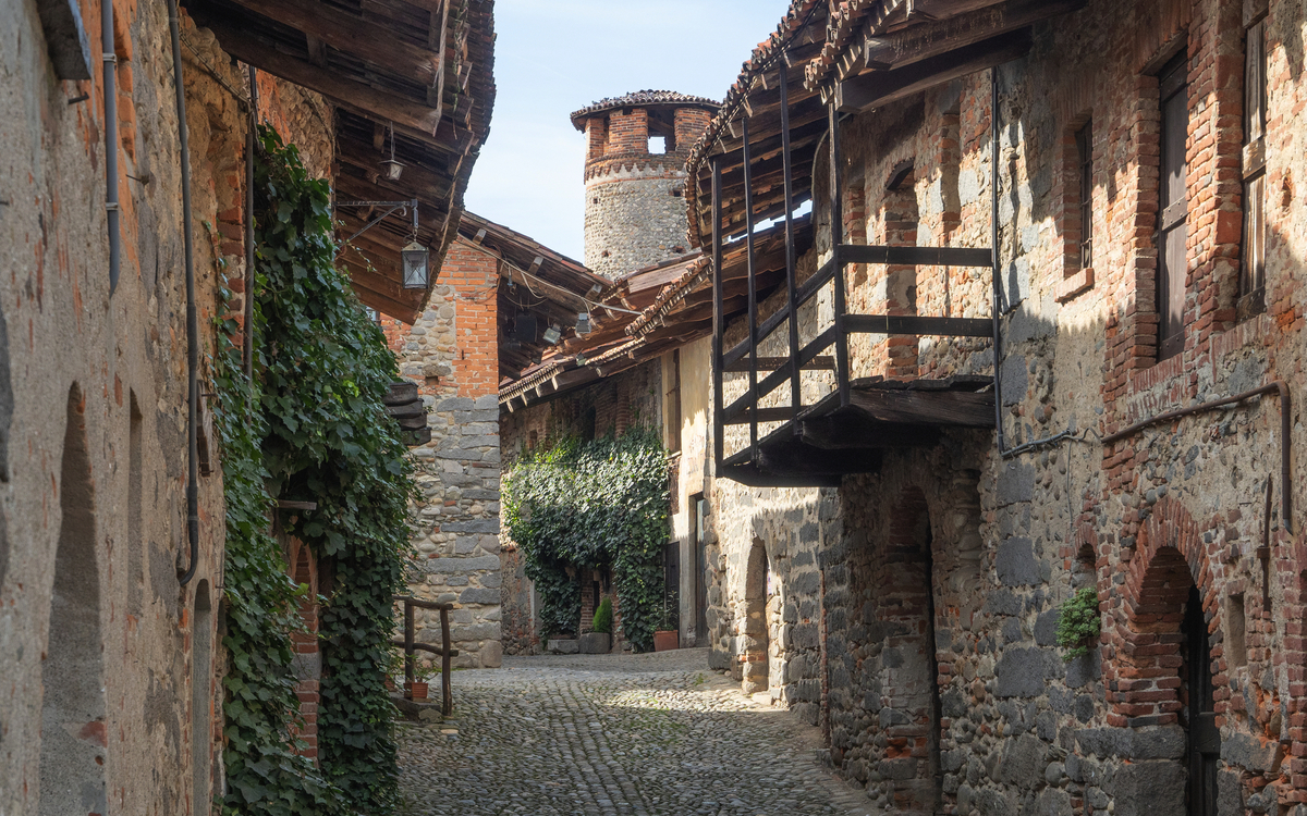 Candelo-Rezept,Alte Kopfsteinpflasterstraße des befestigten mittelalterlichen Dorfes. Piemont - Italien, - © gpriccardi - stock.adobe.com