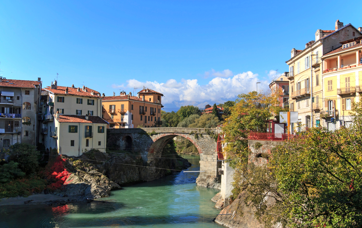 Fluss Dora Baltea und Stadtbild von Ivrea im Piemont,Italien, - © Fabio Nodari - stock.adobe.com