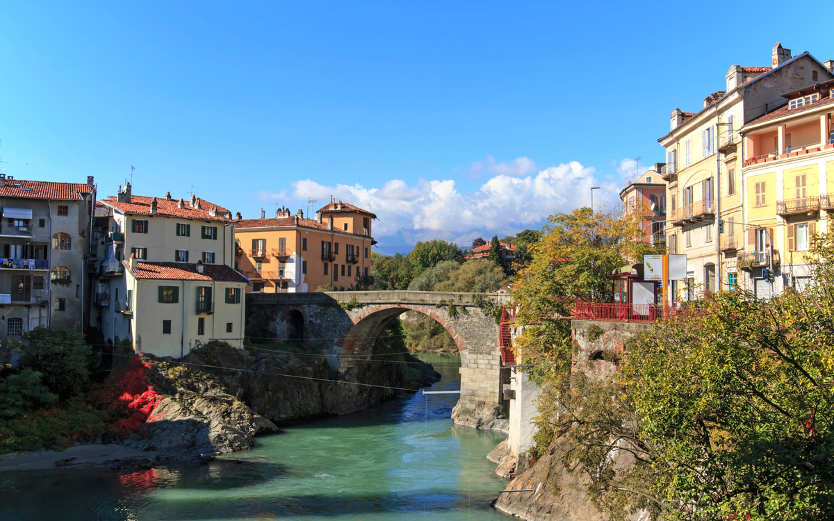 Fluss Dora Baltea und Stadtbild von Ivrea im Piemont,Italien, - © Fabio Nodari - stock.adobe.com