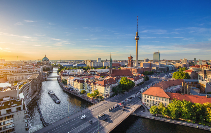 © JFL Photography - stock.adobe.com - Skyline von Berlin mit Nikolaiviertel, Berliner Dom und Fernsehturm