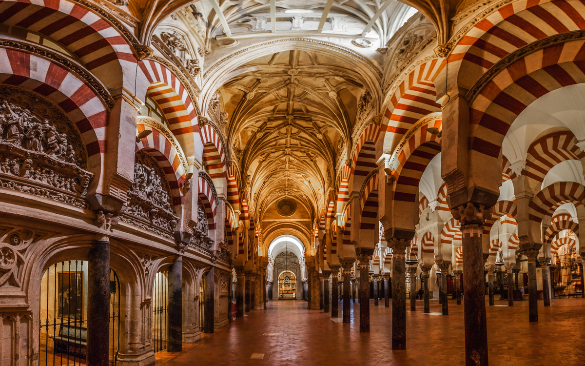 der berühmte Innenraum der Mezquita in Córdoba, Spanien - © akulamatiau - stock.adobe.com