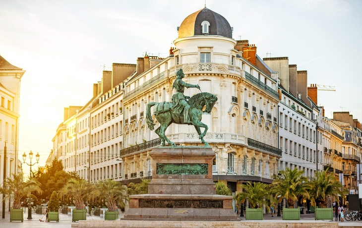 Reiterstandbild Jeanne d’Arc am Place du Martroi in Orleans - © rh2010 - stock.adobe.com