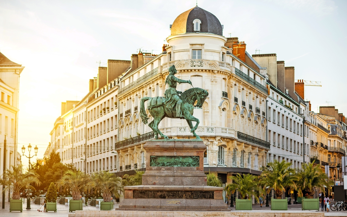 Reiterstandbild Jeanne d’Arc am Place du Martroi in Orleans - © rh2010 - stock.adobe.com