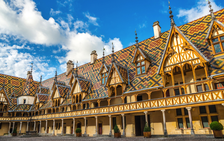 Innenhof des Hôtel-Dieu, Beaune, Frankreich - ©Alexander Demyanenko - stock.adobe.com