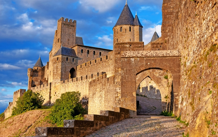 Das Tor von Aude am späten Nachmittag in Carcassonne - © Pablo Debat - stock.adobe.com