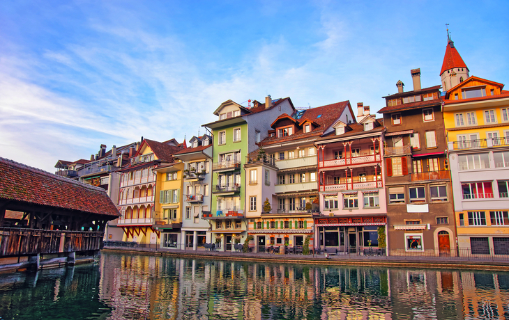 © Roman Babakin - stock.adobe.com - Stadtkirche und Brücke am Ufer in der Altstadt von Thun in der Schweiz