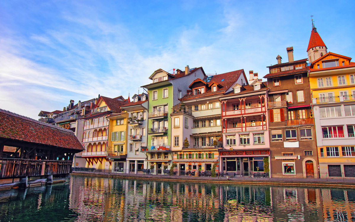 Stadtkirche und Brücke am Ufer in der Altstadt von Thun in der Schweiz - © Roman Babakin - stock.adobe.com