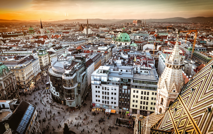 © Calin Stan - stock.adobe.com - Luftaufnahme von oben auf Wien bei Sonnenuntergang