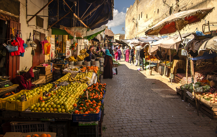 Marokko: Obstmarkt in der alten Medina der Stadt Fez an einem sonnigen Tag - ©Rik - stock.adobe.com